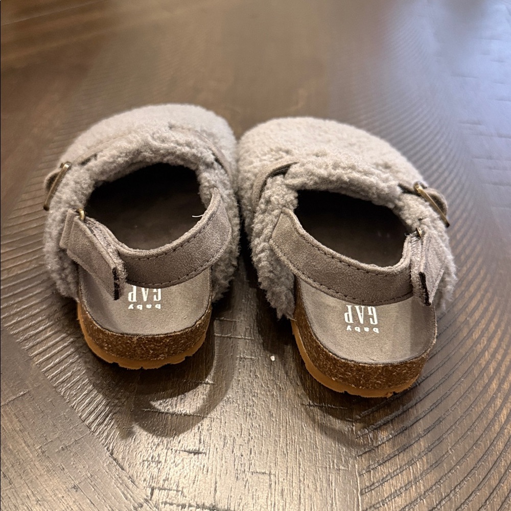 GAP Toddler Gray Fuzzy Clogs - 7-8C - Picture 2 of 3